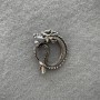 Broche-pendante Dragon avec perle, métal argenté 40×34 mm +