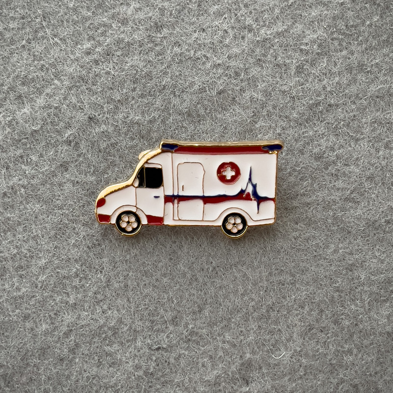 Broche «Rapide» émail blanc, métal doré 18×32 mm+