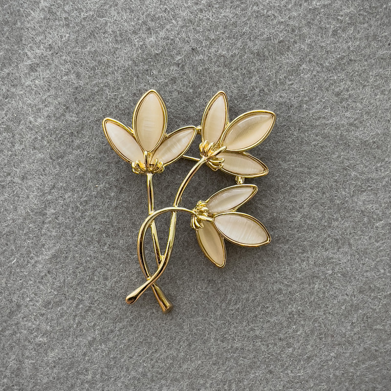 Broche «Fleur» en œil de chat blanc et métal doré 58×49 mm+