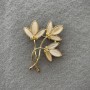 Broche «Fleur» en œil de chat blanc et métal doré 58×49 mm+