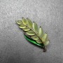 Broche Branche verte, œil de chat vert, émail vert et métal doré 22×47 mm