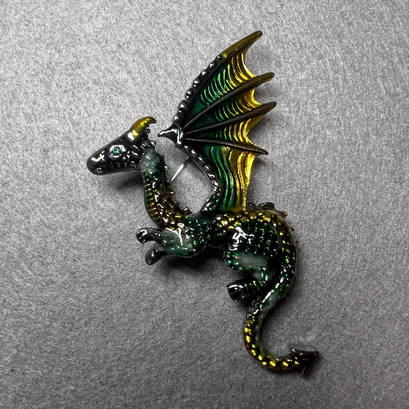 Broche Dragon vert et jaune émaillé, métal argenté, 42×66 mm