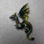 Broche Dragon vert et jaune émaillé, métal argenté, 42×66 mm