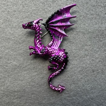 Broche Dragon - émail rouge framboise et noir, métal argenté, 42 × 66 mm