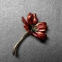 Broche Fleur de Cosmos rouge émaillée, métal doré 34×52 mm