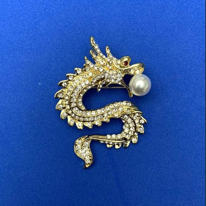 Broche Dragon en métal doré, strass blancs, perle blanche, 45×64 mm