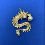 Broche Dragon en métal doré, strass blancs, perle blanche, 45×64 mm