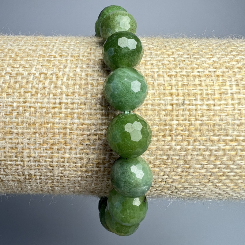 Bracelet Jadeïte canadien, boules facettées de 10 mm, longueur 18 cm +/- (élastique)