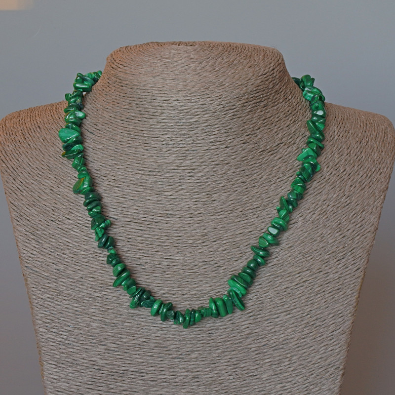 Collier en malachite, éclats de pierre naturelle, diamètre 8×3 mm ±, longueur 48 cm ±