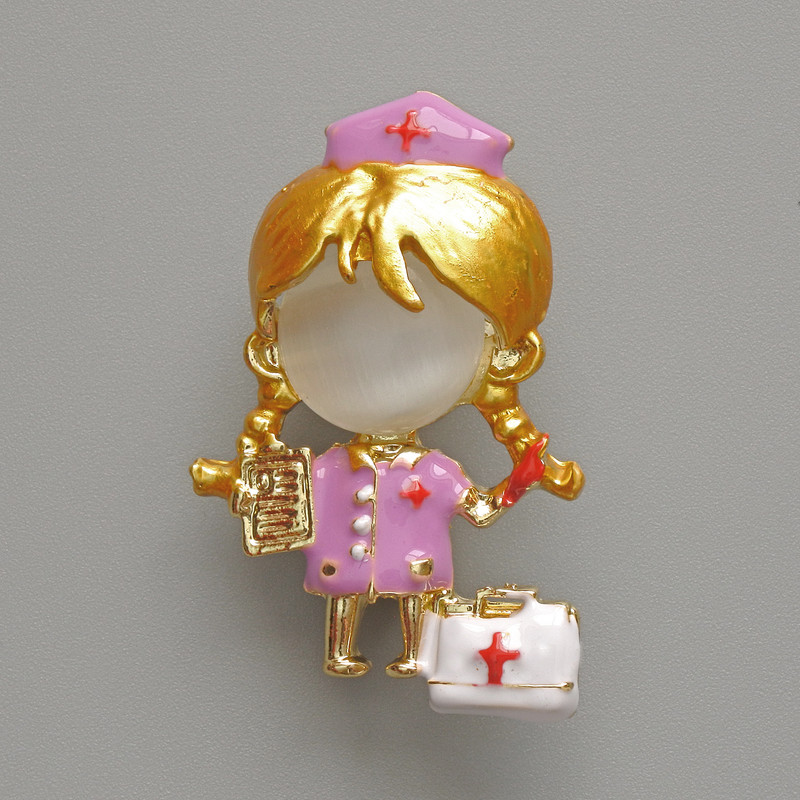 Broche-pendantif Infirmière, œil de chat blanc, émail violet et blanc, métal doré 23×36 mm