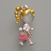 Broche-pendentif «Jeune fille» — œil-de-chat blanc, émaillage rose et blanc, métal argenté 16×35 mm