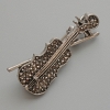 Broche-pendantif violon avec strass noirs, métal argenté 20×45 mm