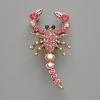 Broche-pendante Scorpion, strass roses, métal argenté 28 × 54 mm