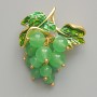 Broche-pendentif Raisin avec néphrite, émail vert, métal doré 35×45 mm